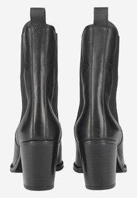 Bottines en cuir noir avec un design élégant, dotées d'un talon empilé et d'une languette à l'arrière, mettant en valeur une texture lisse et des détails de couture.