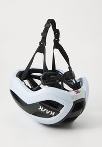 Casque de vélo bleu clair avec un intérieur noir, forme aérodynamique, sangles ajustables et trous de ventilation ; arbore le logo KASK sur le côté.