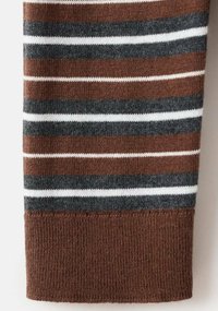Material tricotat cu dungi orizontale în maro, gri închis și alb, având o margine cu tiv striat în partea de jos.