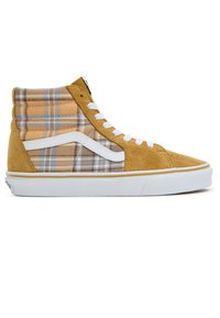 Zapatillas altas de ante amarillo y tejido de cuadros. Cuerdas blancas y franjas laterales, suela de goma, con detalle de costura en la punta.