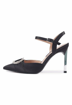 Schwarzer Satin-High-Heel mit spitzem Zehenbereich, Knöchelriemen und dekorativem silbernem Schnallen-Detail. Verfügt über einen glänzenden silbernen Absatz.