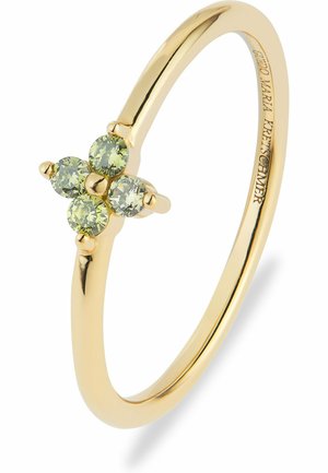 Bague en or délicate ornée de quatre petites pierres précieuses rondes jaune-vert disposées en forme de croix sur un anneau fin.