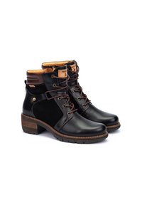 Botas de cuero negras hasta el tobillo con un panel de gamuza marrón, punta redonda, costuras en contraste y un tacón apilado. Cerradas con cordones marrones.