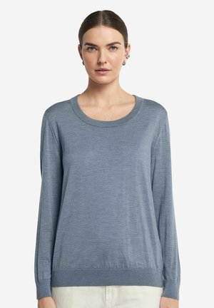 Ljusblå långärmad tröja i mjukt tyg. Har en rund halsringning, ribbade manschetter och en rak nederkant. Minimalistisk design, inga mönster.
