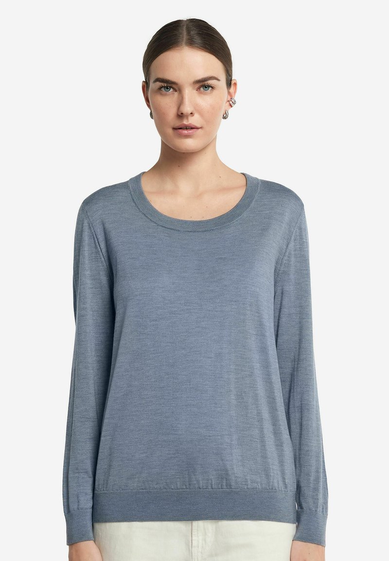 Ljusblå långärmad tröja i mjukt tyg. Har en rund halsringning, ribbade manschetter och en rak nederkant. Minimalistisk design, inga mönster.