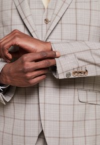 Shelby & Sons WAINWRIGHT - Γιλέκο κοστουμιού - cream