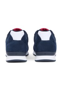 Νάιλον σουέντ αθλητικά παπούτσια σε μπλε χρώμα με λευκές και κόκκινες λεπτομέρειες. Διαθέτουν υφασμένο άνω μέρος, επενδυμένο κολάρο και λεπτομέρεια με λογότυπο στη φτέρνα. Σιλουέτα αθλητικού στυλ.