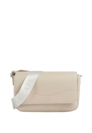 Borsa a tracolla beige realizzata in pelle texturizzata, con un design curvo, accessori in argento e una cinghia bianca con marchio impresso.