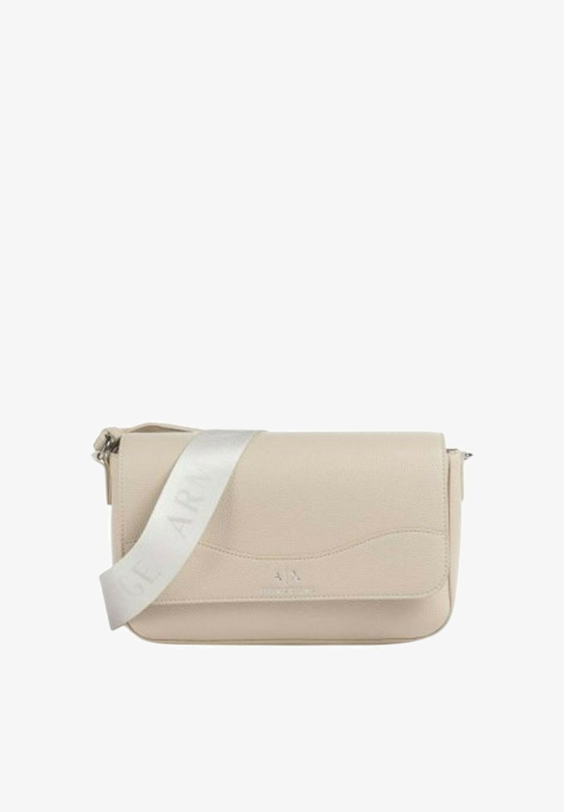 Borsa a tracolla beige realizzata in pelle texturizzata, con un design curvo, accessori in argento e una cinghia bianca con marchio impresso.