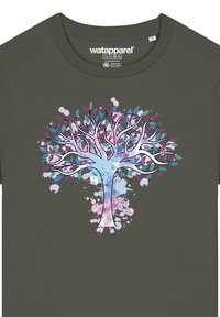 Olivenfarbene T-Shirt mit einem bunten Baum-Design, das Zweige und Blätter in Pink, Lila und Blau zeigt, sowie einem Spritzer-Hintergrundeffekt.