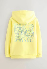 Žlutá mikina s kapucí, která na zádech má výrazný modrý grafický nápis "BAKER BY TED BAKER", s jemnou texturou a standardním střihem.