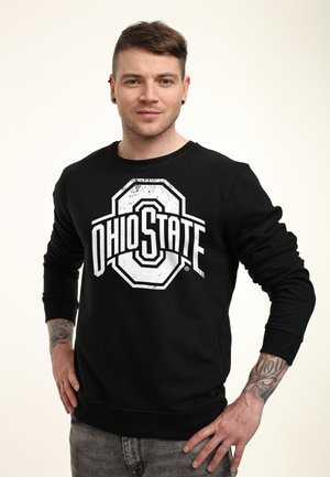 Zwarte hoodie met een groot wit "OHIO STATE" logo. Heeft een ronde halslijn en lange mouwen; gemaakt van een zachte, gestructureerde stof.