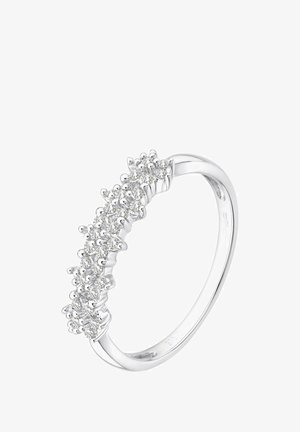 Srebrny pierścionek z falistym wzorem, zdobiony kilkoma małymi, przezroczystymi kamieniami szlachetnymi ułożonymi wzdłuż górnej krawędzi, które podkreślają jego migotliwy efekt.