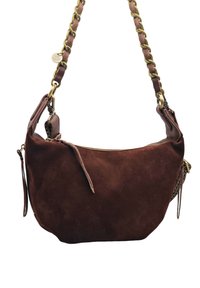Sac à bandoulière en daim marron avec une forme incurvée, une lanière chaîne dorée et une fermeture éclair. Comprend des pampilles latérales et des accents en cuir.