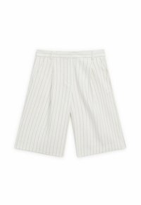 Witte gestreepte shorts met een tailored ontwerp, voorzien van twee zijzakken en een strakke afwerking. Soepele stoftextuur met een subtiele glans.