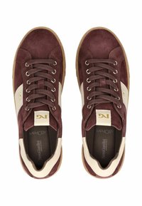 Baskets en suède bordeaux avec des accents crème, bout rond, design à lacets et semelle en caoutchouc ; présentent un logo sur le côté et une semelle intérieure en mousse à mémoire.