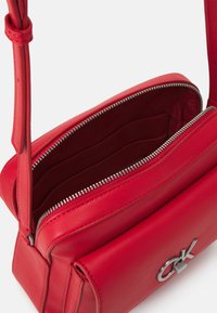 Calvin Klein RE LOCK CAMERA BAG FLAP - Borsa a tracolla - aurora red