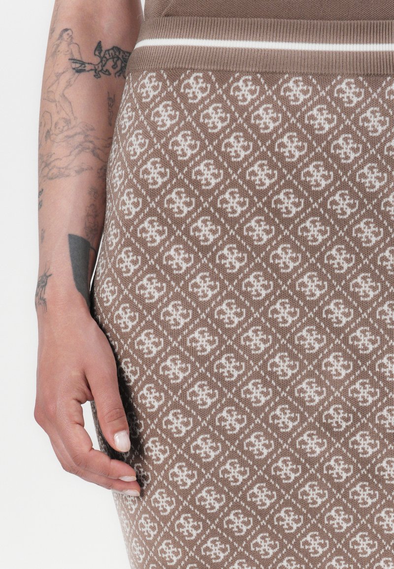 Jupe en tricot marron avec un motif en losanges crème, dotée d'une taille solide. Comprend des détails raffinés et une coupe ajustée.