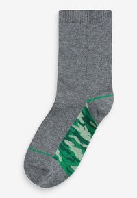 Graue Socken mit einem grünen Camouflage-Muster im unteren Bereich, einem gerippten oberen Bund und einer glatten Textur.