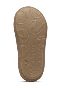 Suela de goma marrón con un patrón de agarre texturizado y un logo circular. Destacada marca en relieve e indicador de tamaño, diseño aerodinámico y suave.