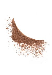 Polvere marrone disposta in una linea curva, con una consistenza fine e lievi variazioni nella dimensione delle particelle, su uno sfondo bianco.