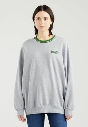 Grå sweatshirt med en rund grønstribet halsudskæring og broderet grøn "Levi's" logo på brystet. Løs pasform med lange ærmer.