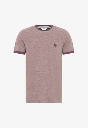 Tricou cu mânecă scurtă în nuanță de mauve heathered, cu guler rotund. Prezintă o bordură contrastantă maronie și un mic logo negru pe piept.