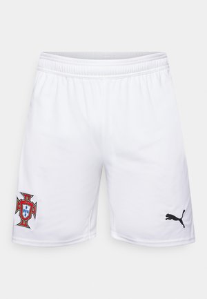 Pantalones cortos deportivos blancos hechos de un tejido transpirable, con un emblema de Portugal en rojo y amarillo en la pierna izquierda y un logo negro de Puma en la derecha.