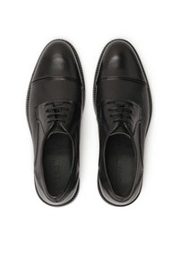 Scarpe eleganti in pelle nera con finitura liscia, punta rotonda, design con lacci e leggere variazioni di texture. Presentano cuciture decorative.