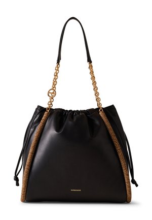 Sac en cuir noir à cordon de serrage avec une poignée en chaîne dorée, accent texturé marron à la base et détail de logo subtil à l'avant.