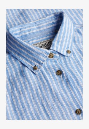Colletto di camicia a righe verticali blu e bianche con bottoni marroni e etichetta del marchio Superdry visibile all'interno del colletto.