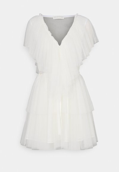 Witte tule jurk met een gelaagd ontwerp, V-hals en vlindermouwtjes. Voorzien van een ceintuur in de taille voor extra vorm.