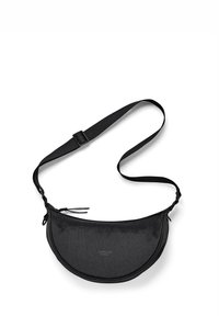 Borsa a tracolla nera a mezza luna con tracolla regolabile e chiusura con zip, con il marchio "Larkson Hamburg" sul davanti.