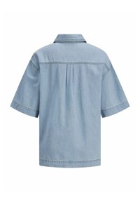 Camicia in denim azzurro chiaro con maniche corte, colletto classico e dettaglio plissettato sulla schiena. Presenta una vestibilità dritta e cuciture a vista.