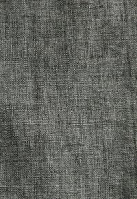 Grau Stoff mit einer strukturierten Webart, der ein engmaschiges Muster und einen subtilen Glanz aufweist, geeignet für verschiedene Textilanwendungen.
