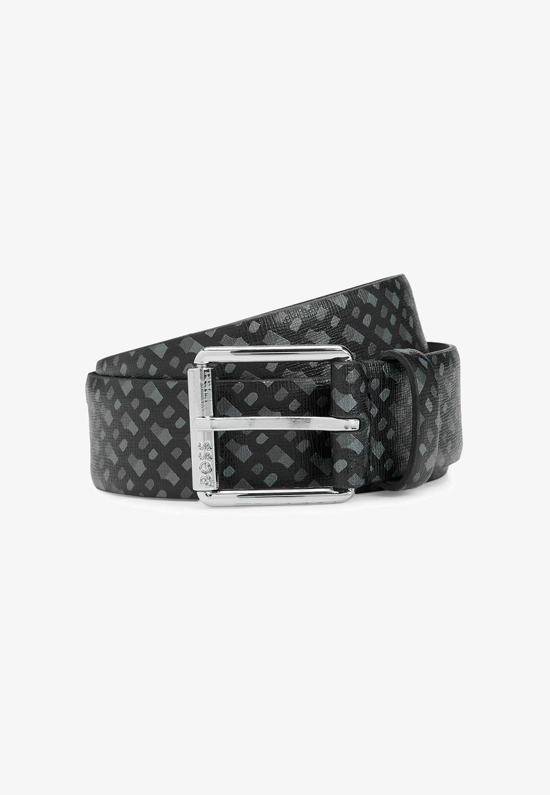 Ceinture en cuir noir à motifs avec une boucle rectangulaire en argent. La texture est lisse avec des motifs géométriques embossés pour plus de détails.