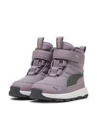 Lyse lilla vinterstøvler med polstret krave, velcrolukning og teksturerede grå accenter; robust sort gummisal for godt greb.