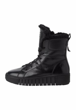 Botte montante en cuir noir avec semelle épaisse rainurée et doublure en fourrure noire visible autour de la cheville et de la languette, lacée à l'avant.