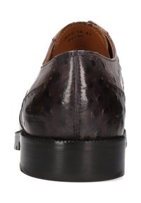 Scarpe eleganti da uomo in pelle marrone scuro con motivo testurizzato, viste da dietro per mostrare i dettagli del tacco e della fodera interna.