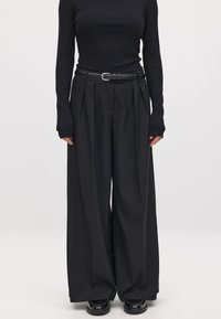 MIT WEITEM BEIN - Pantalones - black