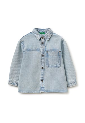 Camisa vaquera de denim azul claro con rayas finas, mangas largas, botones delanteros, cuello y un bolsillo en el pecho con un pequeño detalle de logo.