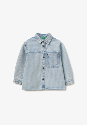 Camicia in denim a righe sottili azzurro chiaro, con maniche lunghe, bottoni frontali, colletto e taschino sul petto con un piccolo dettaglio logo.