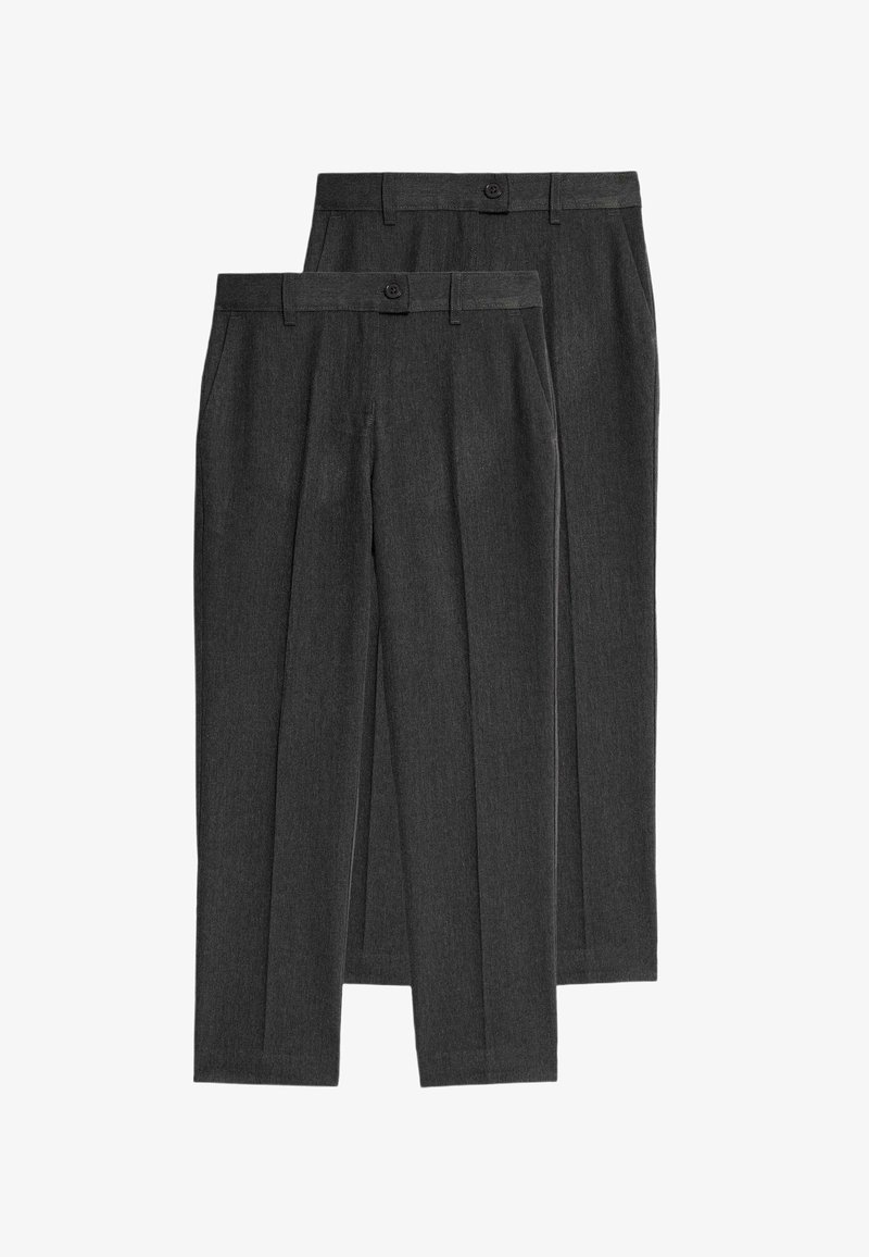 Dvě dvojice tmavě šedých formálních kalhot s poutky na opasek, předními knoflíky a bočními kapsami, ležící ploché přes sebe na bílém pozadí.