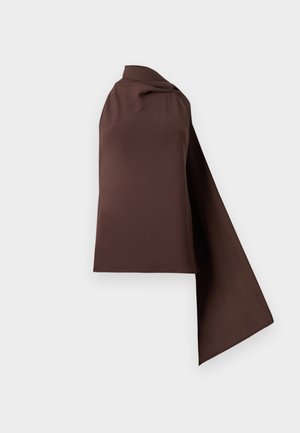 Καφέ ασύμμετρο αμάνικο τοπ με ντραπέ λαιμόκοψη και μία εκτεταμένη λωρίδα υφάσματος που κρέμεται στο πλάι.