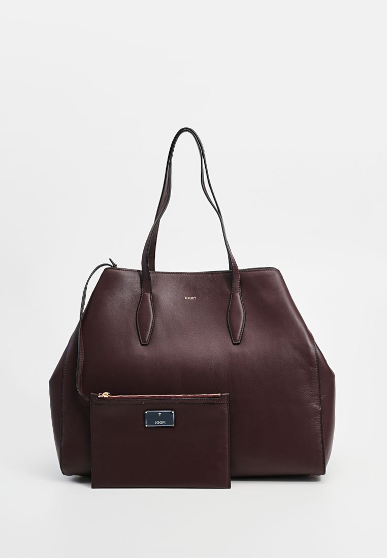 Große burgunderrote Leder-Tasche mit doppelten Griffen, ausgestattet mit einem Reißverschluss-Pouch, das mit einer Logo-Platte akzentuiert ist. Glatte Textur, strukturierte Form.