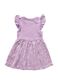 Lavendelfärgad klänning med korta volangärmar, bomullstopp och mönstrad kjol med snöflingor och stjärnor. Kan tvättas i maskin.