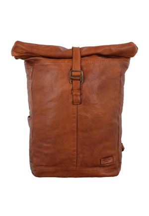 Bruine leren rugzak met een opgerolde bovenkant, verstelbare schouderband, zijvak en een textuur op het oppervlak. Heeft een metalen gesp voor sluiting.