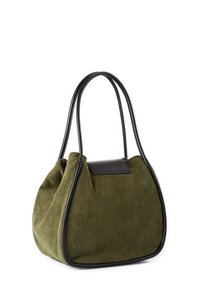 Groene corduroy handtas met zwarte leren accenten, met een zachte, rondvormige silhouette en twee slanke handvatten. Geweven verticaal gestreept patroon.