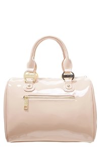 Blanka rosa lackskinnshandväska med två handtag, guldfärgade detaljer och en framfick med dragkedja. Slät textur och rund form.