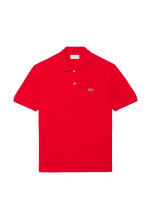 Polo shirt punainen, joka on valmistettu puuvillasta, jossa on taitettu kaulus, lyhyet hihat ja pieni vihreä krokotiililogo rinnassa.